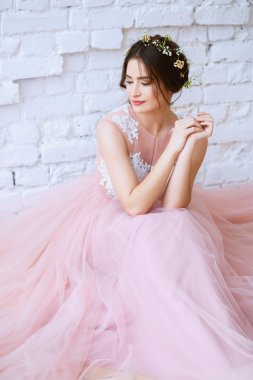 Bir sabah bir ihale hafif pembe düğün elbise gelin. Moda Güzellik Portresi