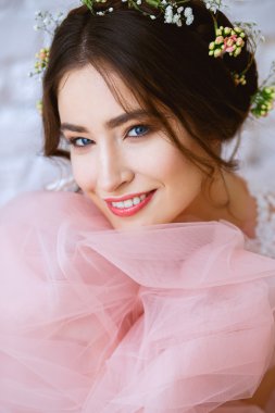 Bir sabah bir ihale hafif pembe düğün elbise gelin. Moda Güzellik Portresi