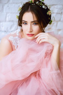 Bir sabah bir ihale hafif pembe düğün elbise gelin. Moda Güzellik Portresi