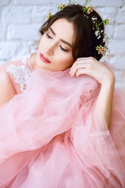 Bir sabah bir ihale hafif pembe düğün elbise gelin. Moda Güzellik Portresi