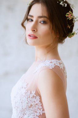 Bir sabah bir ihale hafif pembe düğün elbise gelin. Moda Güzellik Portresi