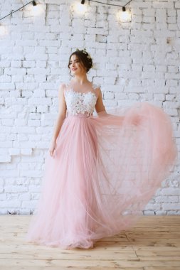 Bir sabah bir ihale hafif pembe düğün elbise gelin. Moda Güzellik Portresi