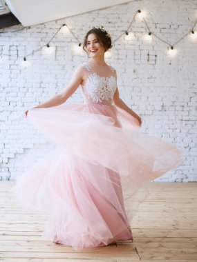 Bir sabah bir ihale hafif pembe düğün elbise gelin. Moda Güzellik Portresi
