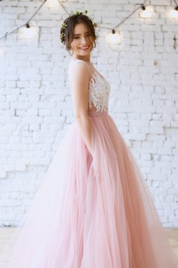 Bir sabah bir ihale hafif pembe düğün elbise gelin. Moda Güzellik Portresi