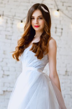 Bir sabah bir ihale ışık mavi düğün elbise gelin. Moda Güzellik Portresi