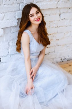 Bir sabah bir ihale ışık mavi düğün elbise gelin. Moda Güzellik Portresi