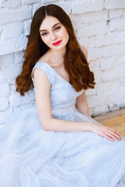 Bir sabah bir ihale ışık mavi düğün elbise gelin. Moda Güzellik Portresi