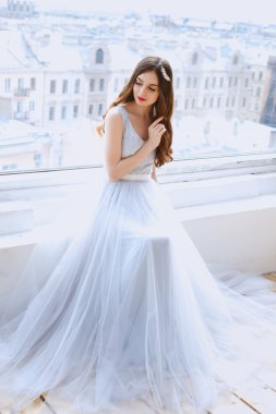 Bir sabah bir ihale ışık mavi düğün elbise gelin. Moda Güzellik Portresi