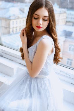 Bir sabah bir ihale ışık mavi düğün elbise gelin. Moda Güzellik Portresi