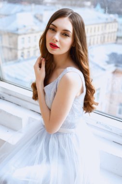 Bir sabah bir ihale ışık mavi düğün elbise gelin. Moda Güzellik Portresi