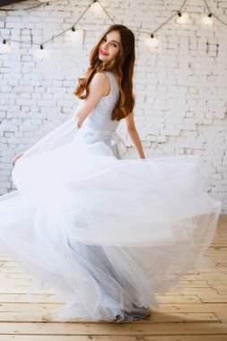 Bir sabah bir ihale ışık mavi düğün elbise gelin. Moda Güzellik Portresi