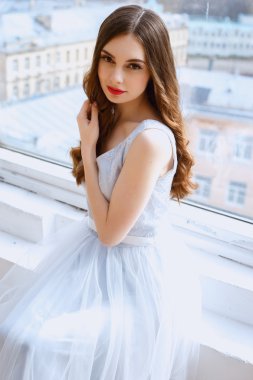 Bir sabah bir ihale ışık mavi düğün elbise gelin. Moda Güzellik Portresi