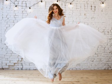 Bir sabah bir ihale ışık mavi düğün elbise gelin. Moda Güzellik Portresi