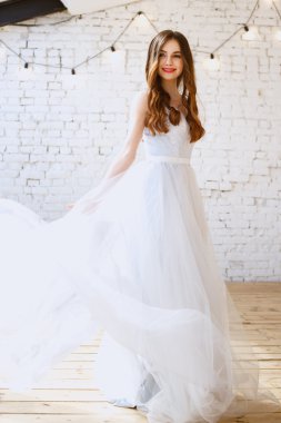 Bir sabah bir ihale ışık mavi düğün elbise gelin. Moda Güzellik Portresi