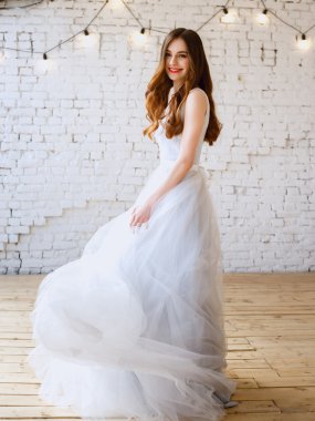 Bir sabah bir ihale ışık mavi düğün elbise gelin. Moda Güzellik Portresi