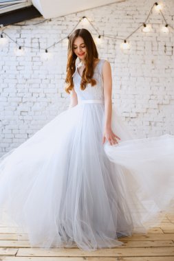 Bir sabah bir ihale ışık mavi düğün elbise gelin. Moda Güzellik Portresi