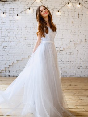 Bir sabah bir ihale ışık mavi düğün elbise gelin. Moda Güzellik Portresi