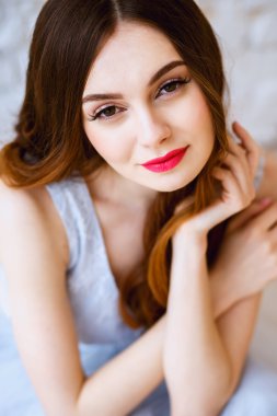 Bir sabah bir ihale ışık mavi düğün elbise gelin. Moda Güzellik Portresi