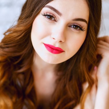 Bir sabah bir ihale ışık mavi düğün elbise gelin. Moda Güzellik Portresi