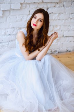 Bir sabah bir ihale ışık mavi düğün elbise gelin. Moda Güzellik Portresi