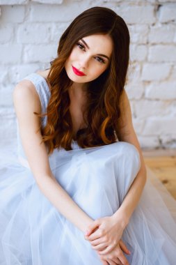 Bir sabah bir ihale ışık mavi düğün elbise gelin. Moda Güzellik Portresi