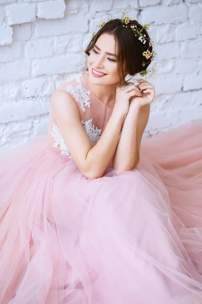 Panna młoda w przetargu jasny różowy suknia ślubna w rano. Moda uroda portret — Zdjęcie stockowe