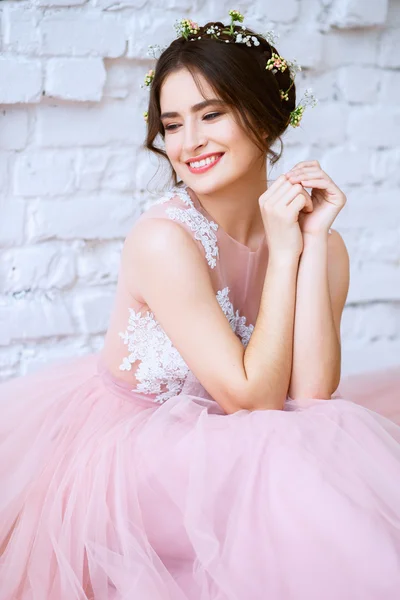 아침에 부드러운 라이트 핑크 웨딩 드레스에서의 신부 패션 뷰티 초상화 — 스톡 사진
