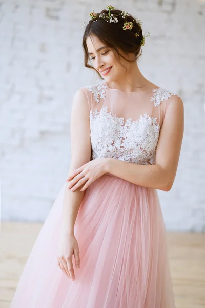 Bruden i en öm ljus rosa bröllopsklänning i en morgon. Mode skönhet porträtt — Stockfoto