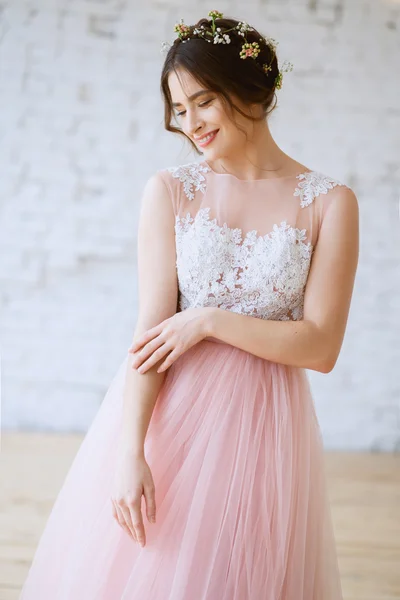 Novia en un tierno vestido de novia rosa claro en una mañana. Retrato de belleza de moda — Foto de Stock