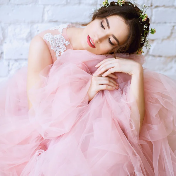 Наречена в ніжному світло-рожевому весільному вбранні вранці. портрет краси моди — стокове фото