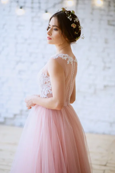 Novia en un tierno vestido de novia rosa claro en una mañana. Retrato de belleza de moda —  Fotos de Stock