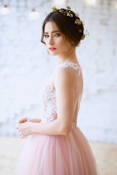 Panna młoda w przetargu jasny różowy suknia ślubna w rano. Moda uroda portret — Zdjęcie stockowe