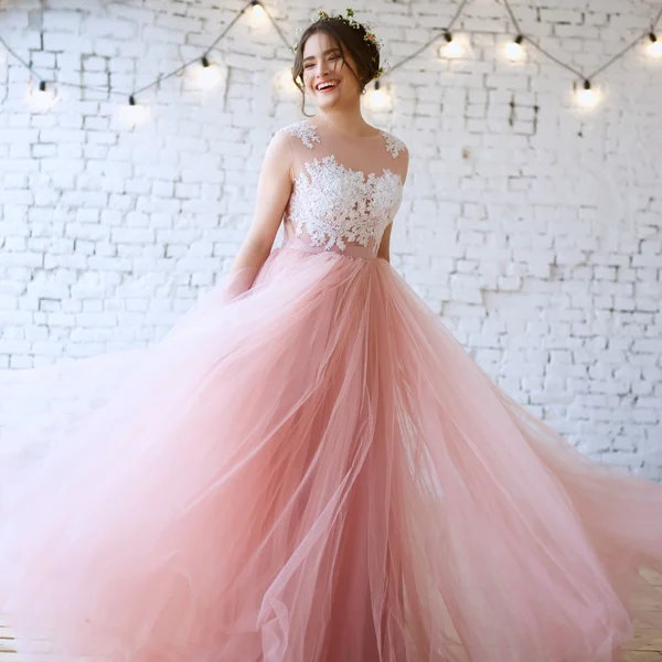 아침에 부드러운 라이트 핑크 웨딩 드레스에서의 신부 패션 뷰티 초상화 — 스톡 사진