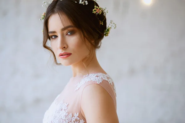 Sposa in un tenero abito da sposa rosa chiaro in una mattina. Ritratto bellezza moda — Foto Stock