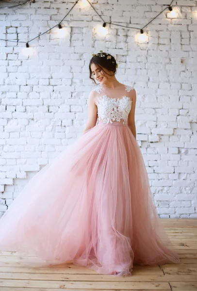 Sposa in un tenero abito da sposa rosa chiaro in una mattina. Ritratto bellezza moda — Foto Stock