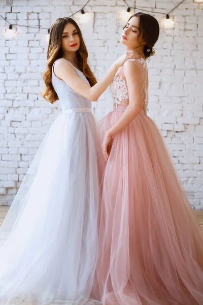 Дві наречені в ніжних світло-рожевих і блакитних весільних сукнях вранці. портрет краси моди — стокове фото