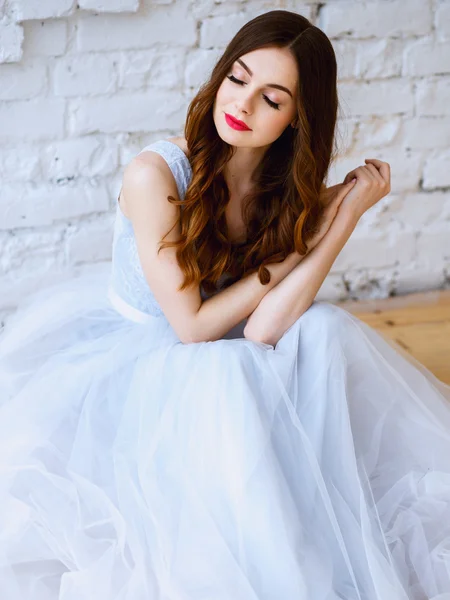 Noiva em um vestido de noiva azul claro macio em uma manhã. Retrato de beleza de moda — Fotografia de Stock