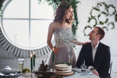 Gelin ve damat ekolojik doğal dekorasyon üzerinde zarif gri ve yeşil tarzında. Dekor ve düğün pastası ile Masa