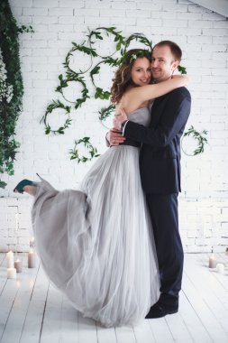 Ekolojik doğal dekorasyon üzerinde zarif gri ve yeşil tarzında gelin ve damat