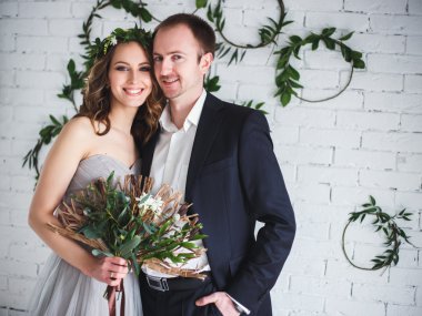 Ekolojik doğal dekorasyon üzerinde zarif gri ve yeşil tarzında gelin ve damat