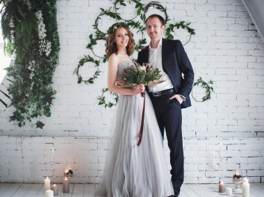 Ekolojik doğal dekorasyon üzerinde zarif gri ve yeşil tarzında gelin ve damat