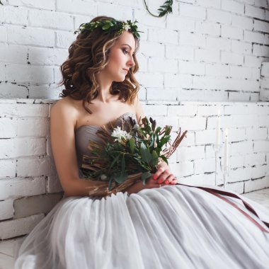 Yeşil ekolojik stil dekor üzerinde yaratıcı düğün bukettutan güzel ihale gelin