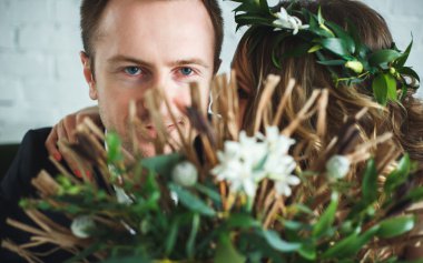 Ekolojik doğal dekorasyon üzerinde zarif gri ve yeşil tarzında gelin ve damat