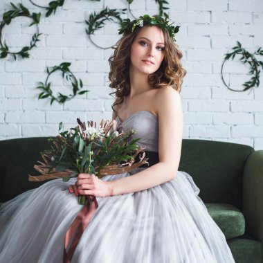 Yeşil ekolojik stil dekor üzerinde yaratıcı düğün bukettutan güzel ihale gelin