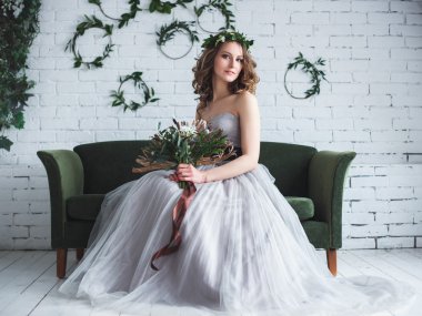 Yeşil ekolojik stil dekor üzerinde yaratıcı düğün bukettutan güzel ihale gelin