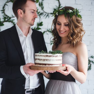 Gelin ve damat ekolojik doğal tarzda düğün pastası tutun