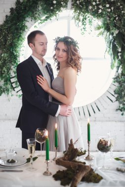 Gelin ve damat ekolojik doğal dekorasyon üzerinde zarif gri ve yeşil tarzında. Dekor ve düğün pastası ile Masa