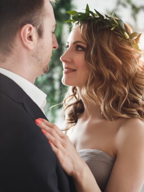 Ekolojik doğal dekorasyon üzerinde zarif gri ve yeşil tarzında gelin ve damat