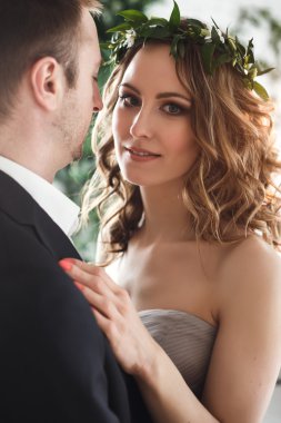 Ekolojik doğal dekorasyon üzerinde zarif gri ve yeşil tarzında gelin ve damat