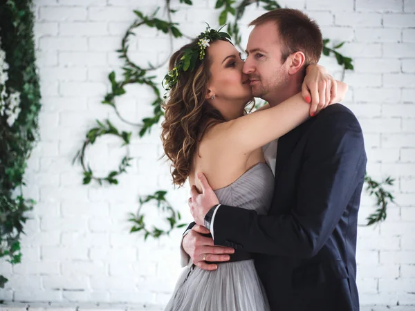 Ekolojik doğal dekorasyon üzerinde zarif gri ve yeşil tarzında gelin ve damat